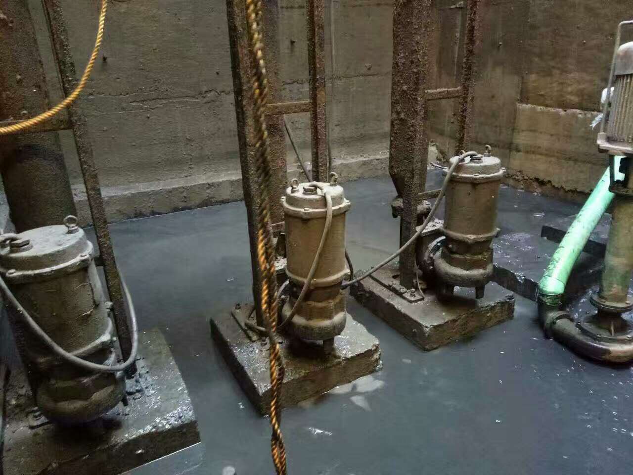 通海污水池清理