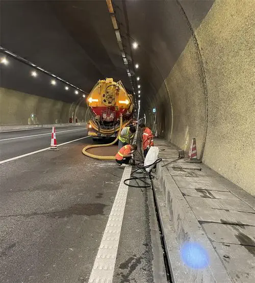 通海隧道排水渠清淤